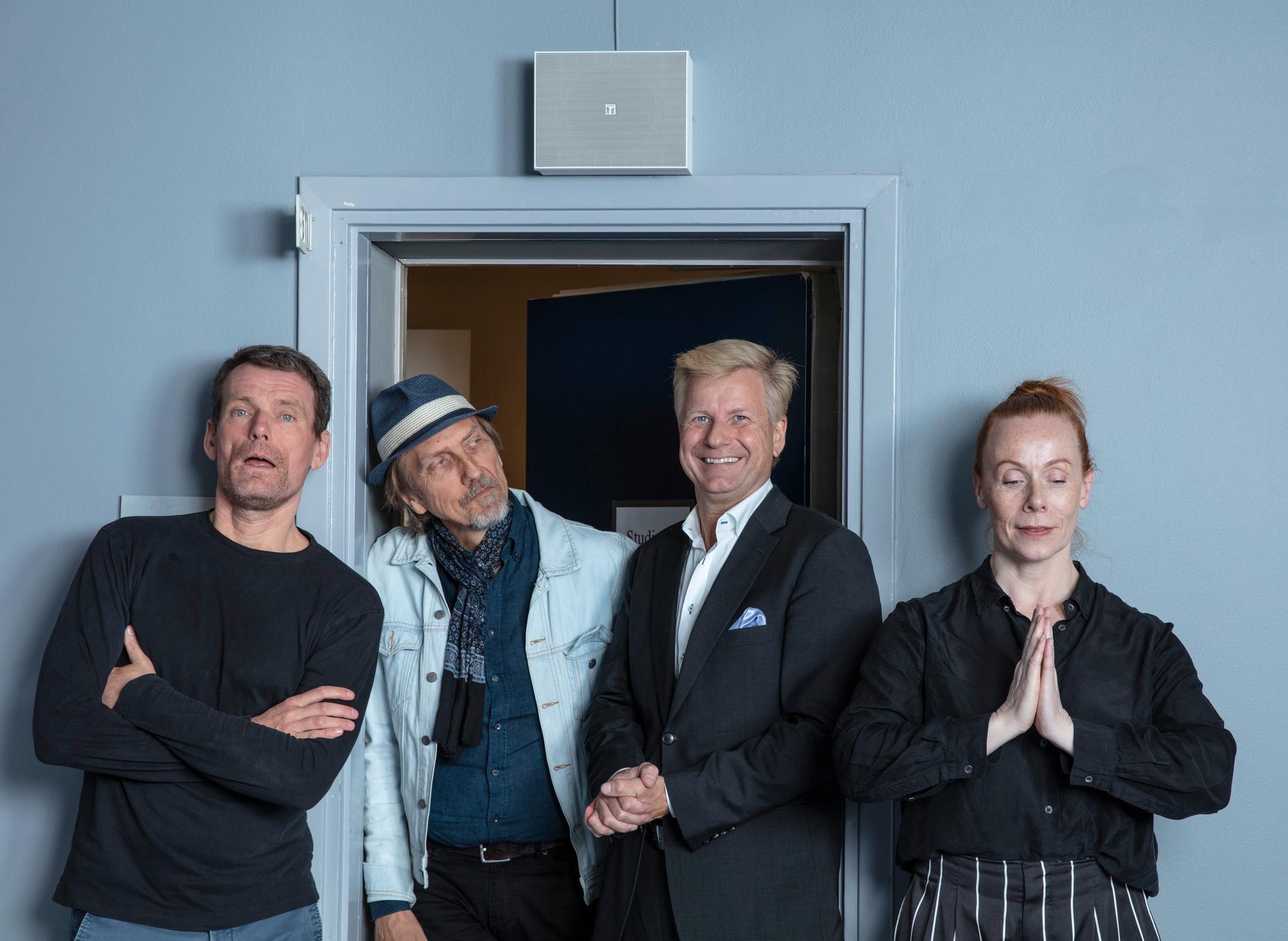 Mattias Konnebäck, Erik Blix, Göran Gabrielsson och Rachel Mohlin i "Public service". Nu försvinner de ur etern. Pressbild.