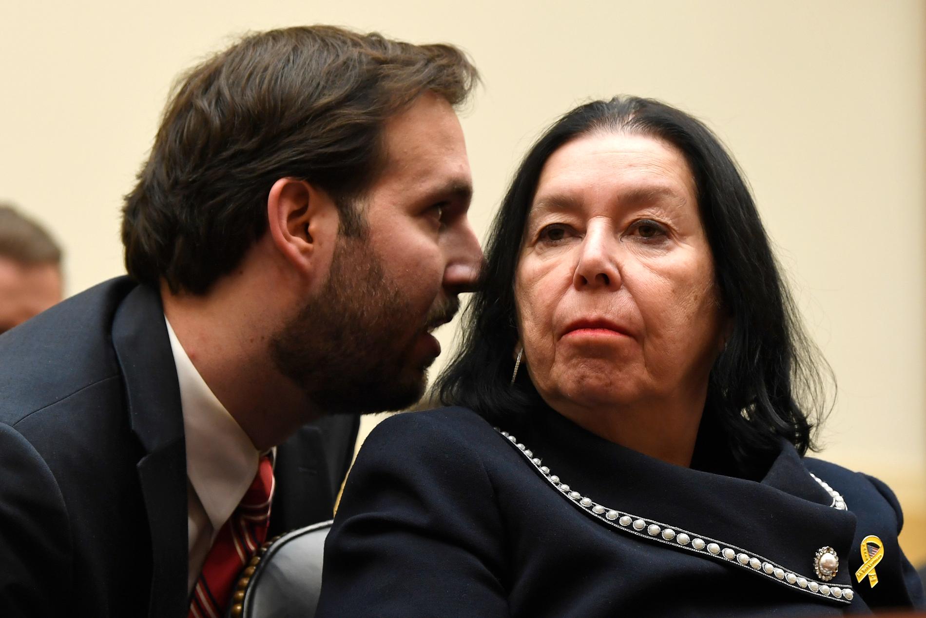 Den före detta FBI-agenten Robert Levinsons son Doug Levinson och hustru Christine Levinson under ett framträdande i amerikanska kongressen i mars i fjol.