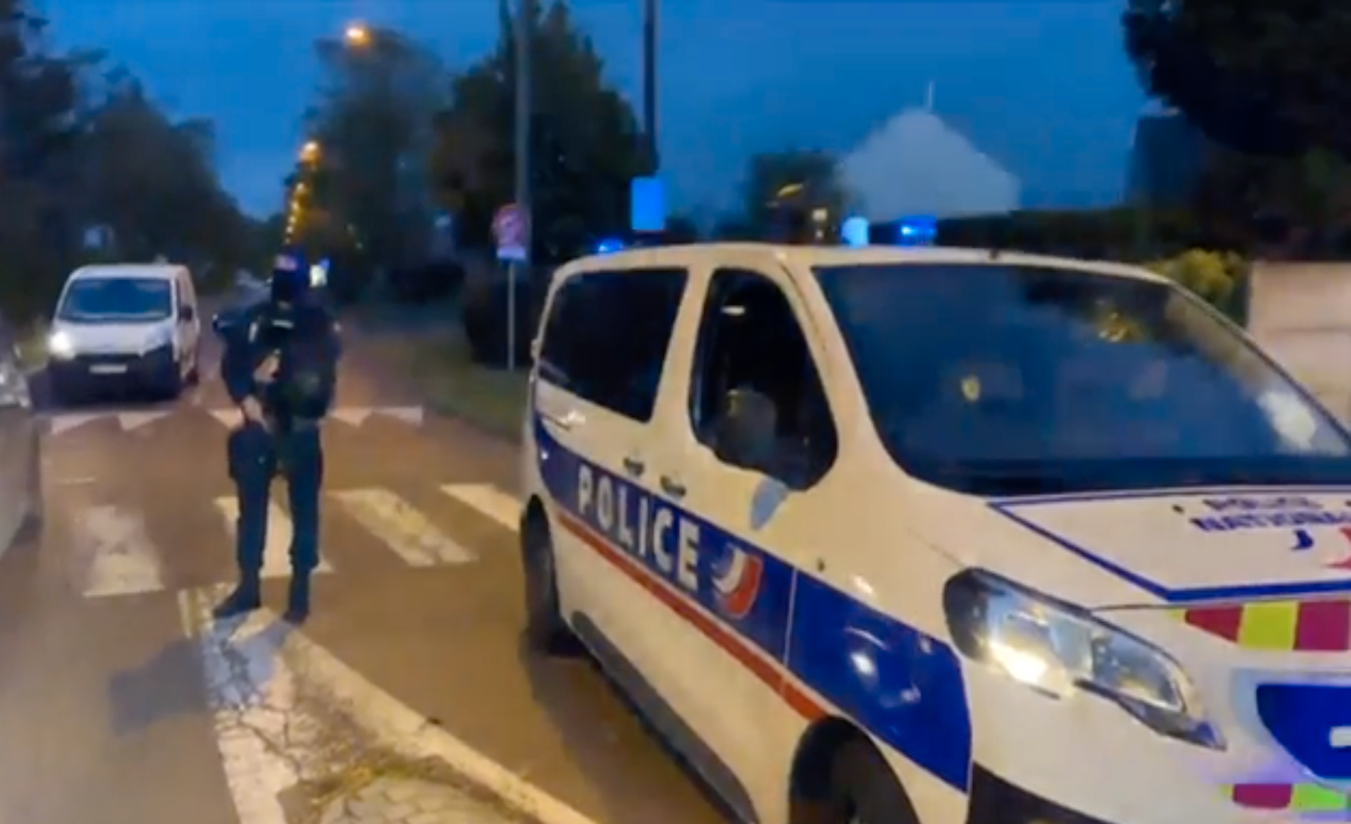 En man har blivit halshuggen i förorten Yvelines, nordväst om Paris. 