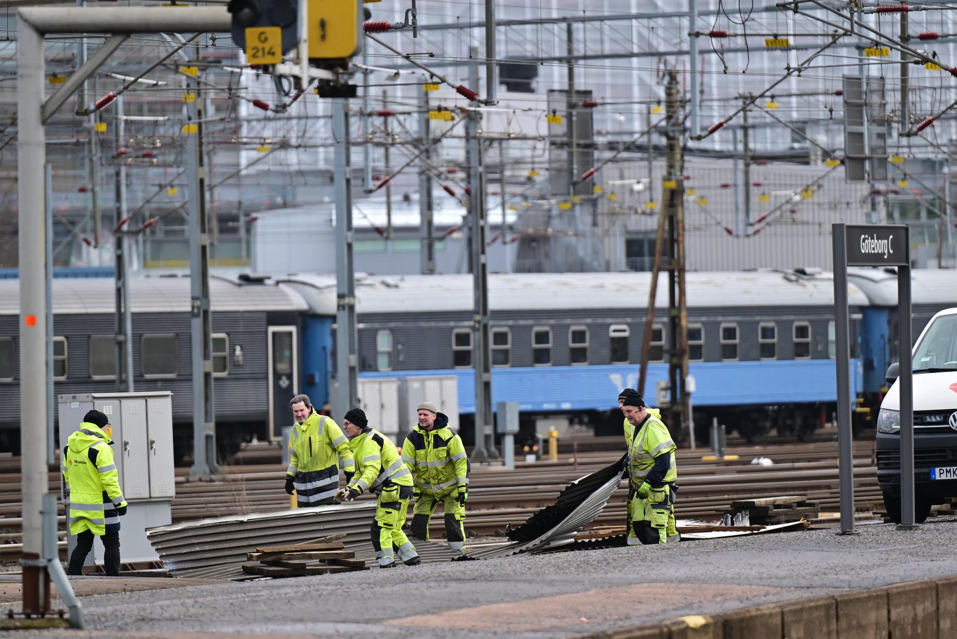 Stormigt väder har dragit in över västra Sverige. Alla spår på Göteborgs centralstation blev tillfälligt strömlösa sedan en bit av taket blåst av och lagt sig över en ledning.