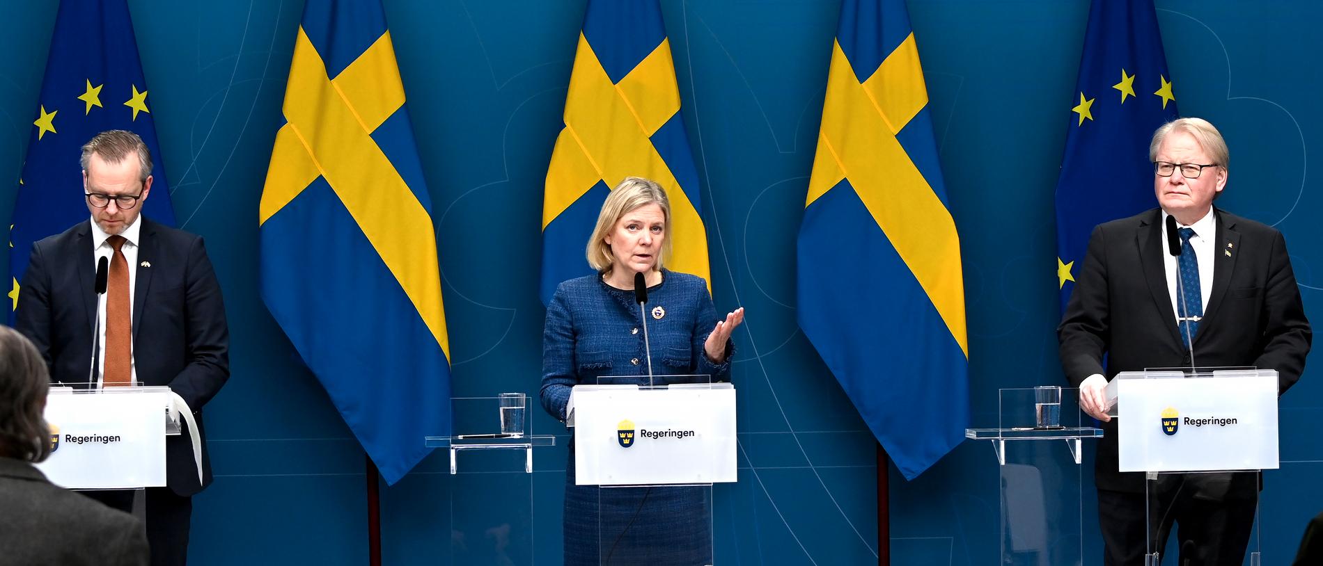 Statsminister Magdalena Andersson med finansminister Mikael Damberg och försvarsminister Peter Hultqvist. 