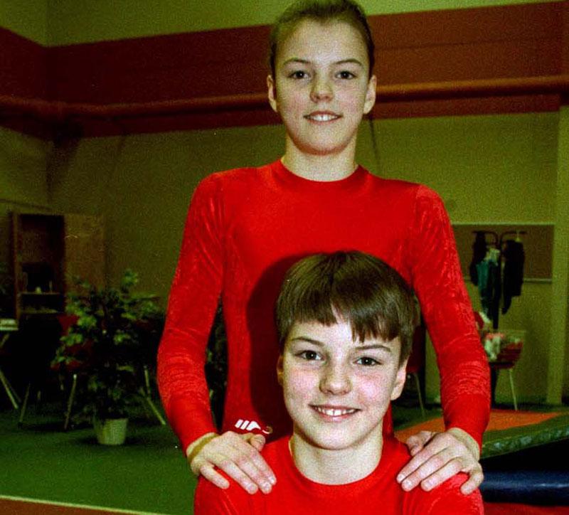 Gymnaster Susanna och Jenny Kallur första sport var gymnastik, en idrott de också var riktigt duktiga i.