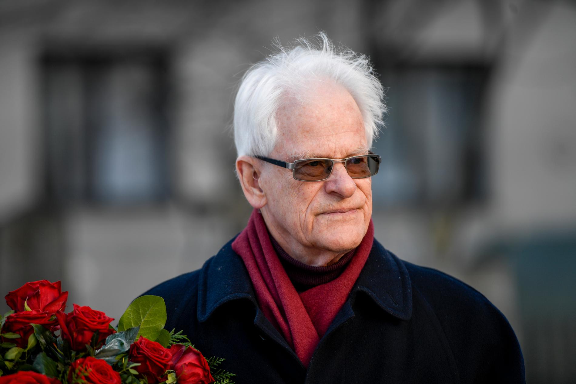 Socialdemokraternas tidigare statsminister Ingvar Carlsson lägger ner en krans vid förre statsminister Olof Palmes grav i samband med årsdagen av dödsskjutningen på Sveavägen. Arkivbild.