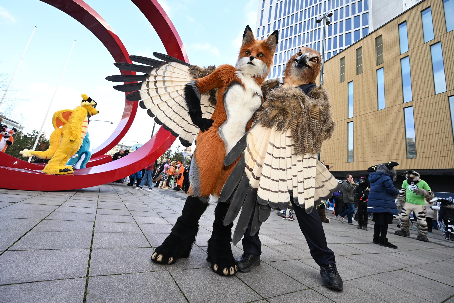 Skandinaviens största parad av fantasifulla djurdräkter under konventet NordicFuzzCon i Malmö.
