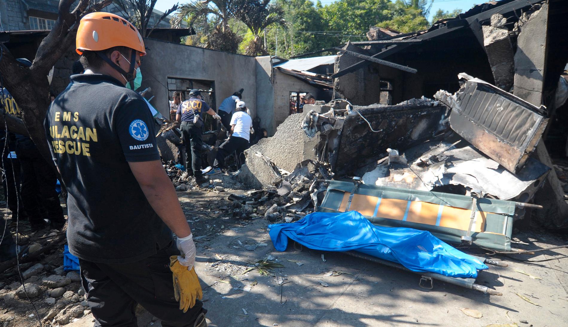 Tio personer dog när ett flygplan kraschade in i ett hus utanför Filippinernas huvudstad Manila.