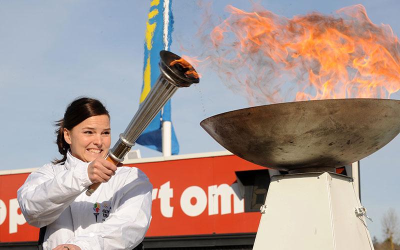 Susanna Kallur tänder en olympiska elden på Åbytravet 2012.