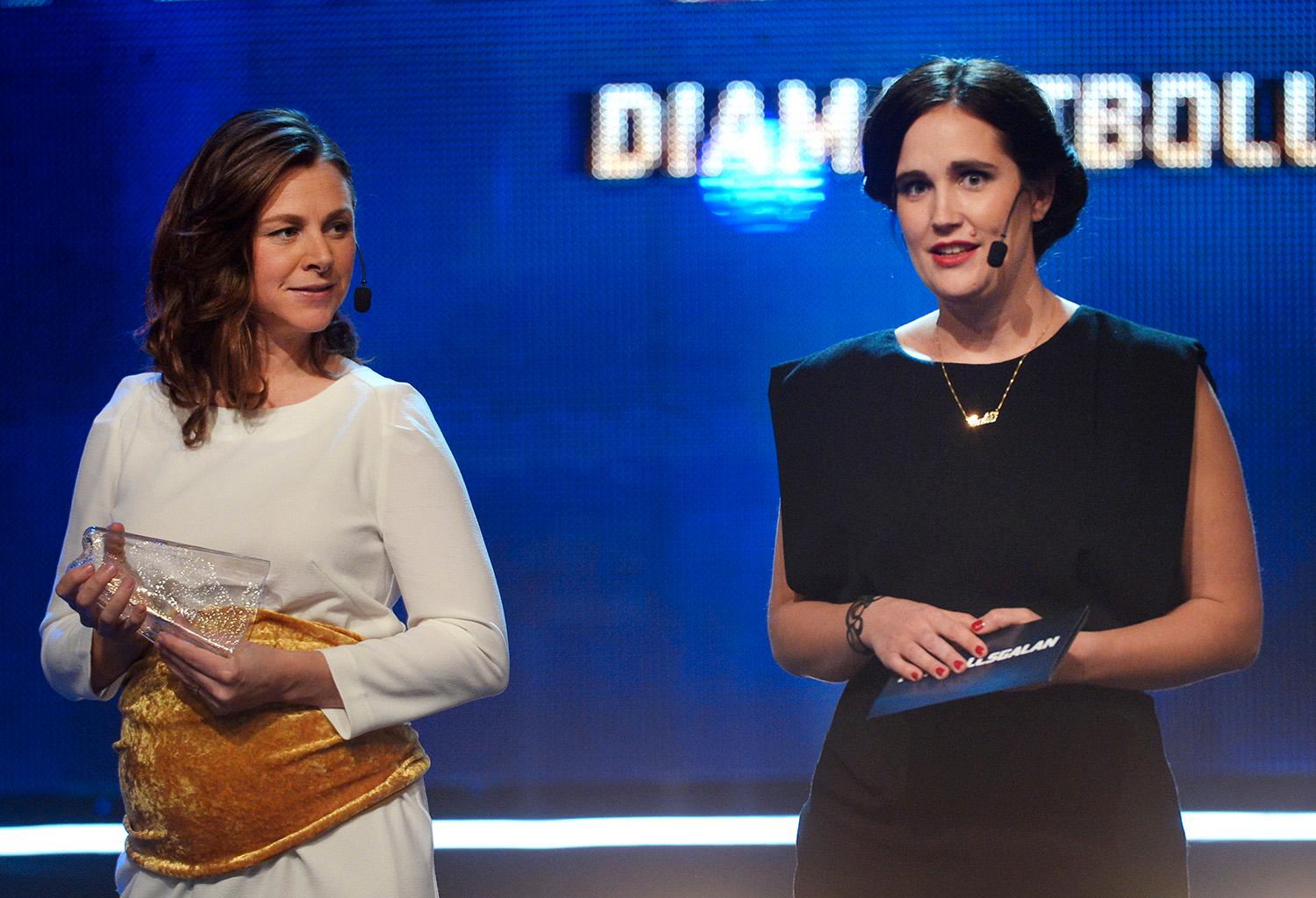 Tina Nordlund och Anja Gatu delar ut Diamantbollen 2012 som vinns av Lotta Schelin.