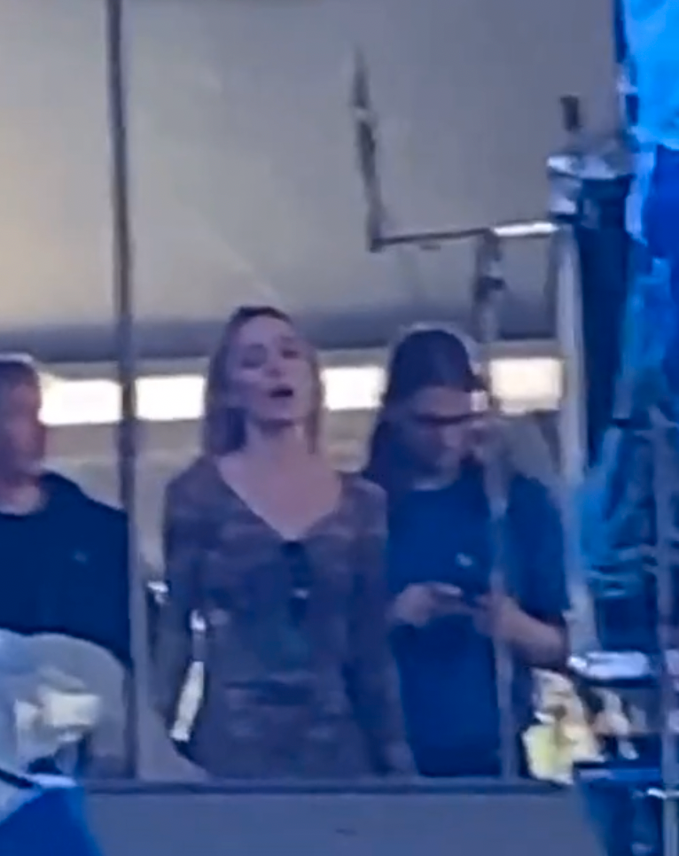 Lily-Rose Depp syntes bakom scenen under 070 Shakes uppträdande. 