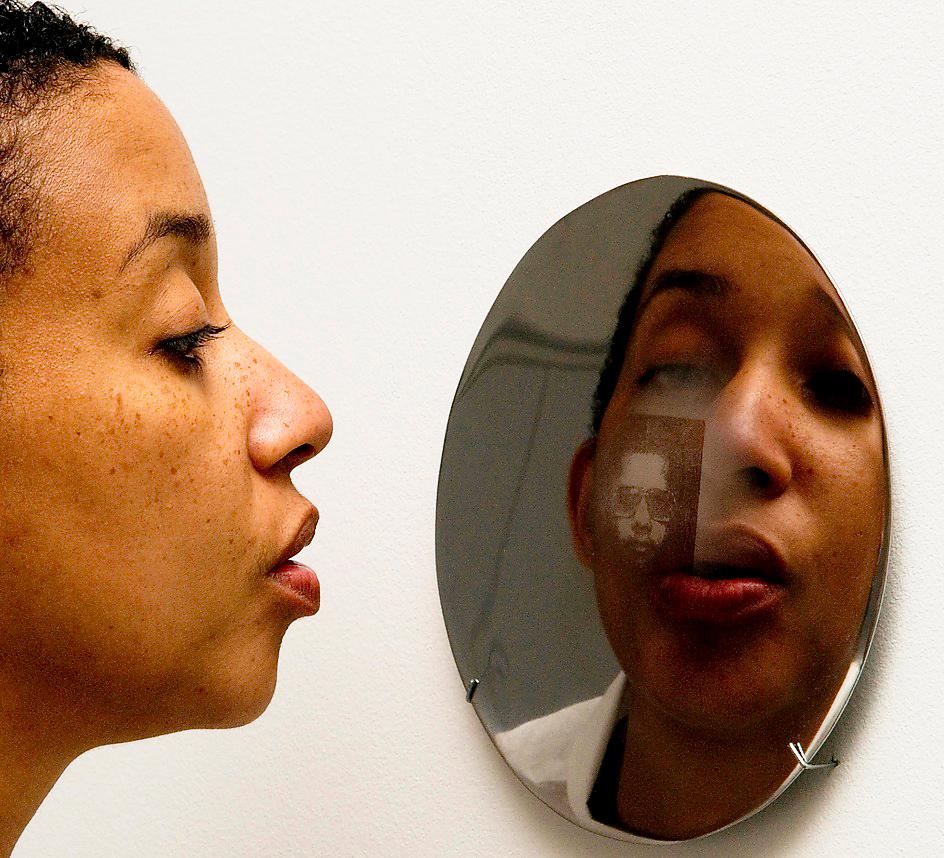 I verket ”Aliento”, 1995, av årets Hasselbladspristagare Oscar Muñoz, framträder ett annat ansikte  i spegeln när du andas på den.