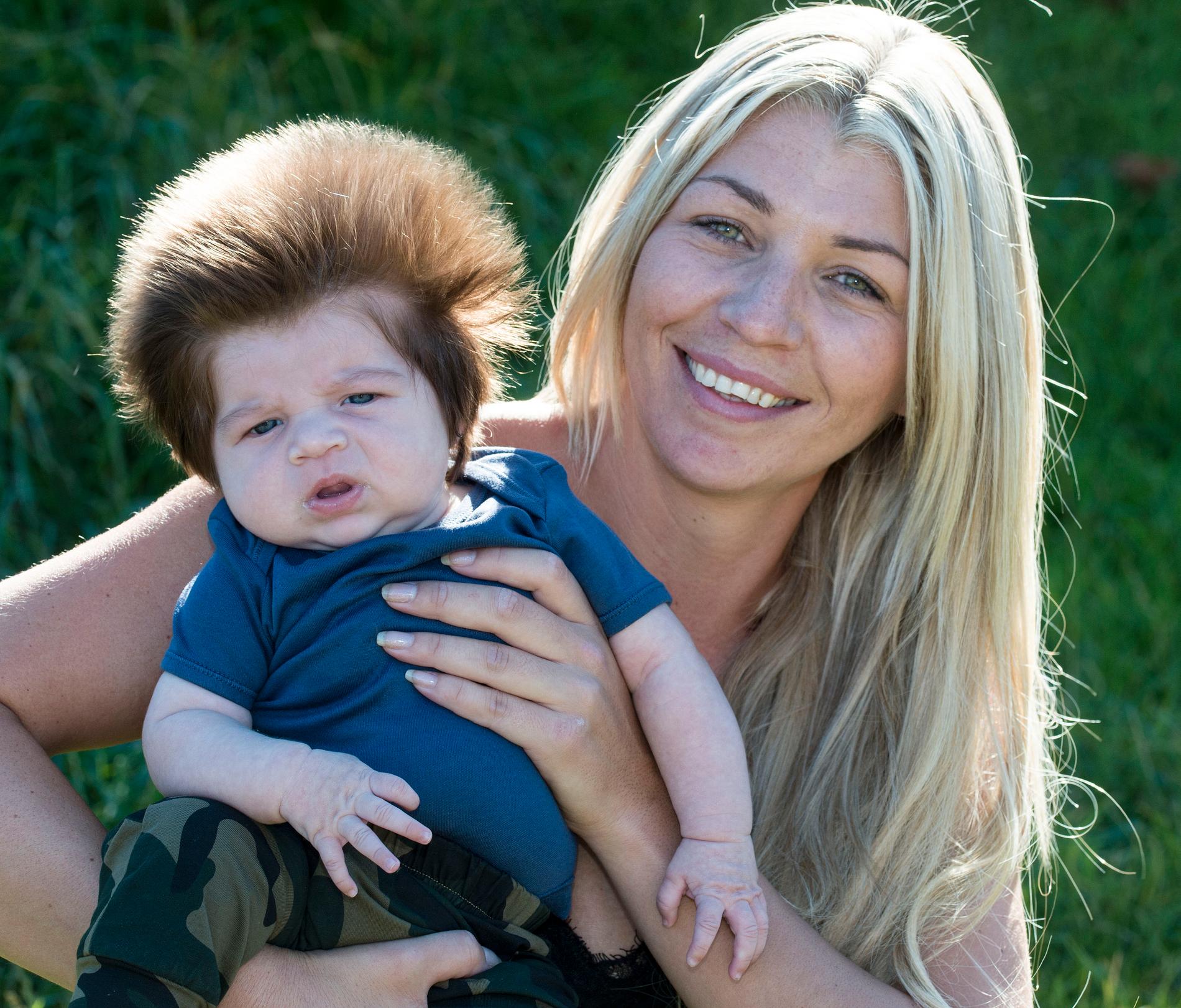 Alla, även mamma Chelsea, är fascinerad av sitt barns fantastiska hårväxt.