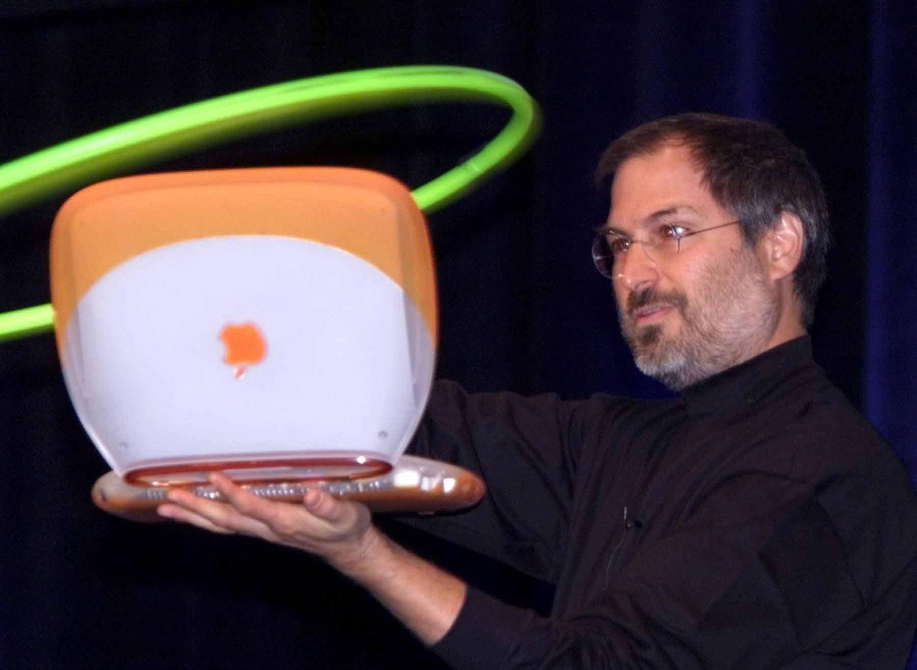 Ibook Steve Jobs visar upp den nya Powerbook-modellen Ibook på Apple Expo 1999.