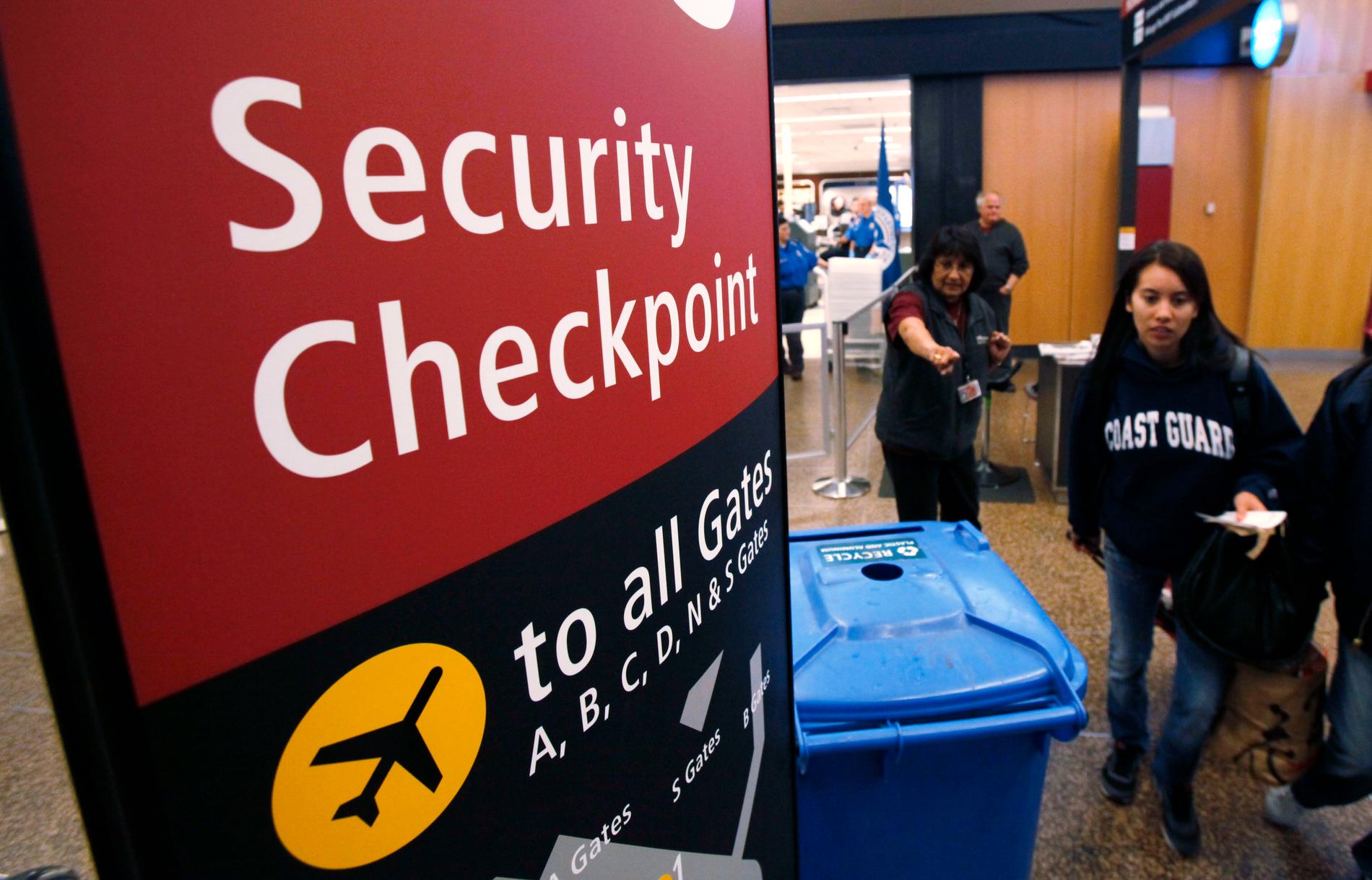 på bara 15 månader har 350 resenärer med biljett stoppats i säkerhetskontroller på flygplatser i USA, misstäknta för terrorkopplingar.
