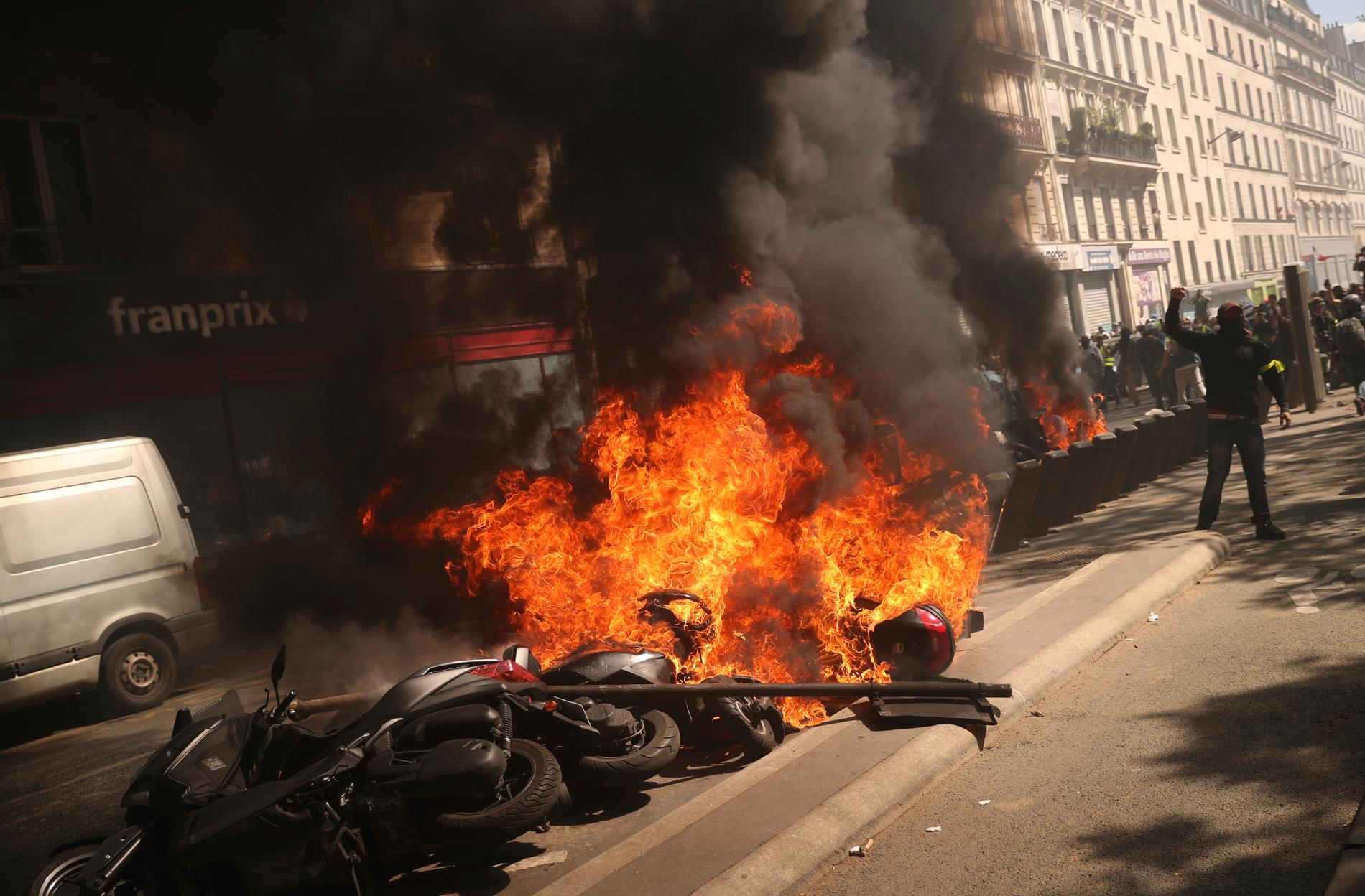 Motorcyklar i brand i centrala Paris på lördagen.