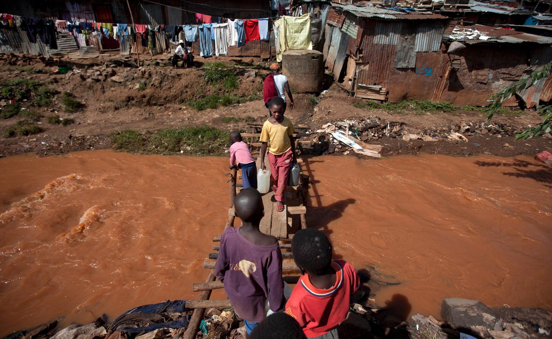 Ett vattendrag i slumområdet Mathare i Nairobi. Under uppresning av huvudstadens floder har 14 döda kroppar hittats. Arkivbild.