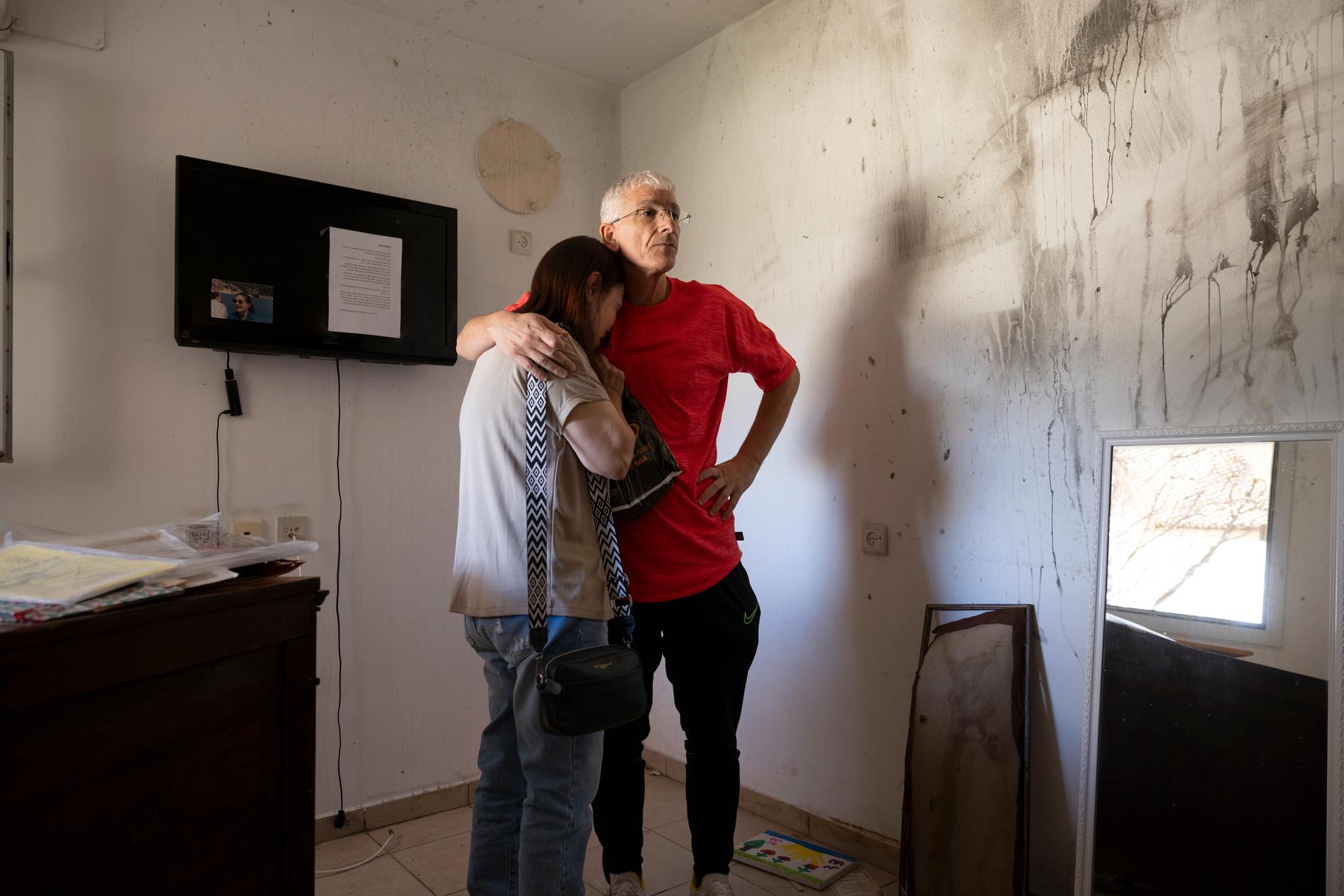 Tracy besöker huset där hennes syster Mira sprängdes till döds av en granat inkastad i hennes skyddsrum av Hamaskrigare.