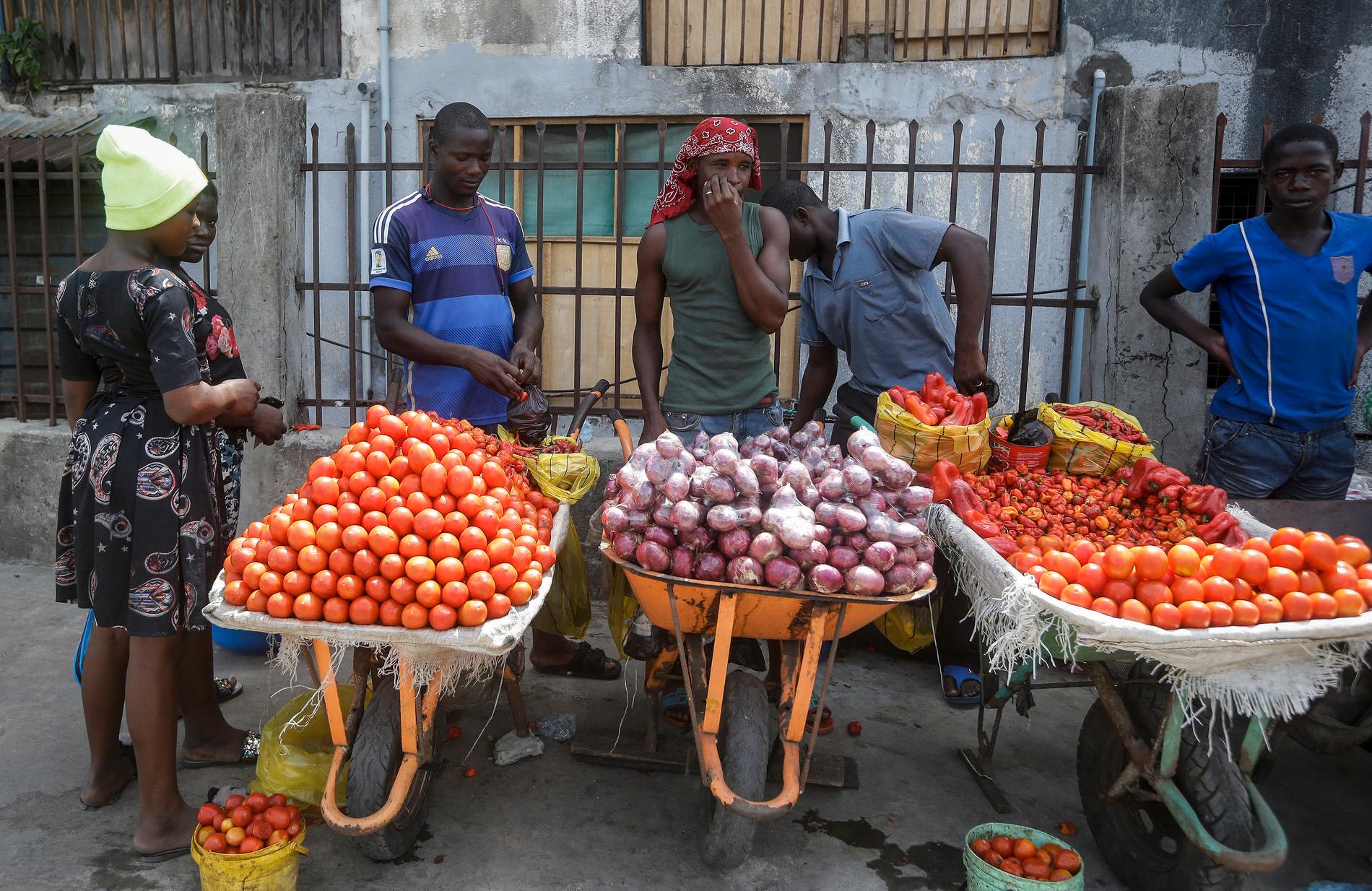 Tomater och lök saluförs på gatan i Nigerias största stad Lagos.