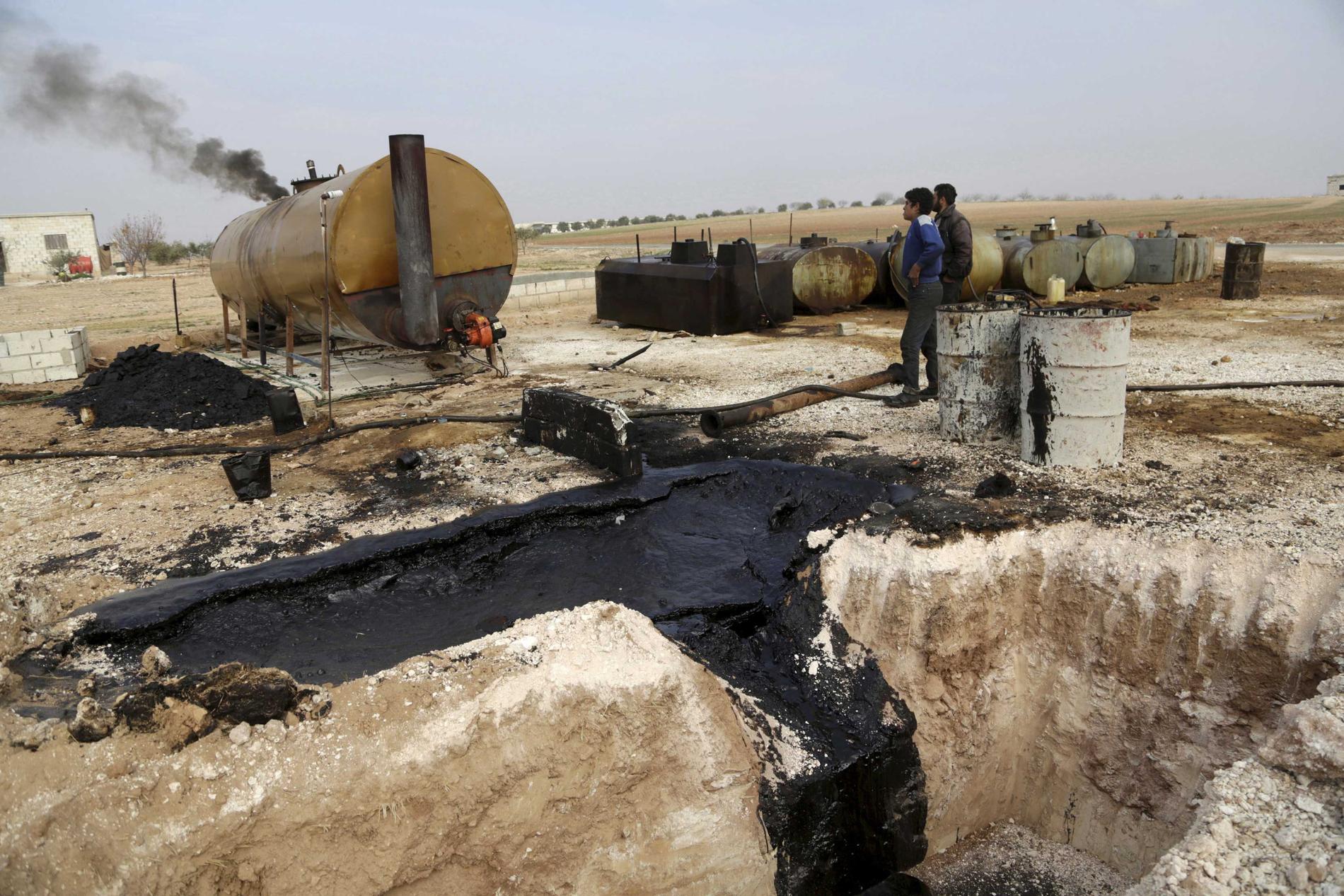 Arbetare vid oljeraffinaderiet i Marchmarin i Syrien i mitten av december i år. Ägaren Yousef Ayoub, 34, uppger att han får olja från områden som kontrolleras av Islamiska staten, IS.