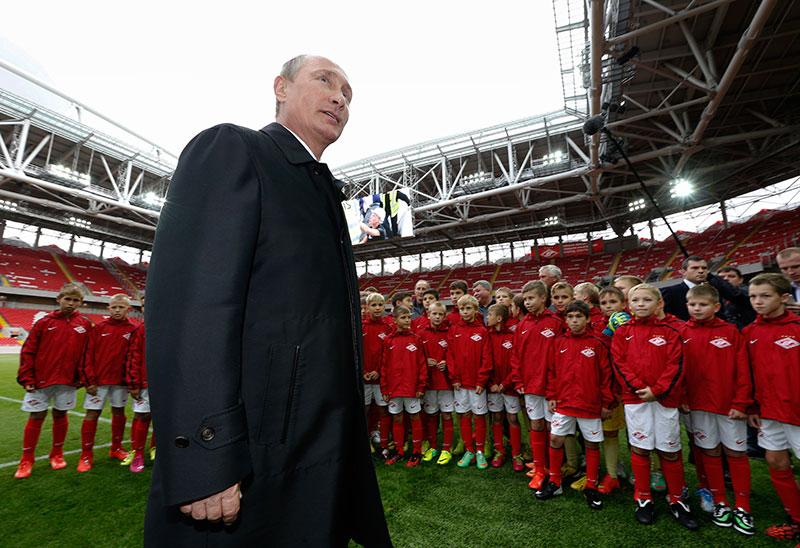 Putin är väldigt idrottsintresserad. Här vid en fotbollsmatch i fjol.