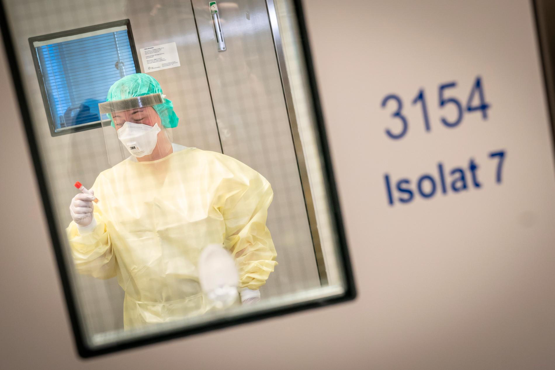 Sjuksköterska arbetar på isoleringsavdelningen vid Ullevål sjukhus i Oslo. 