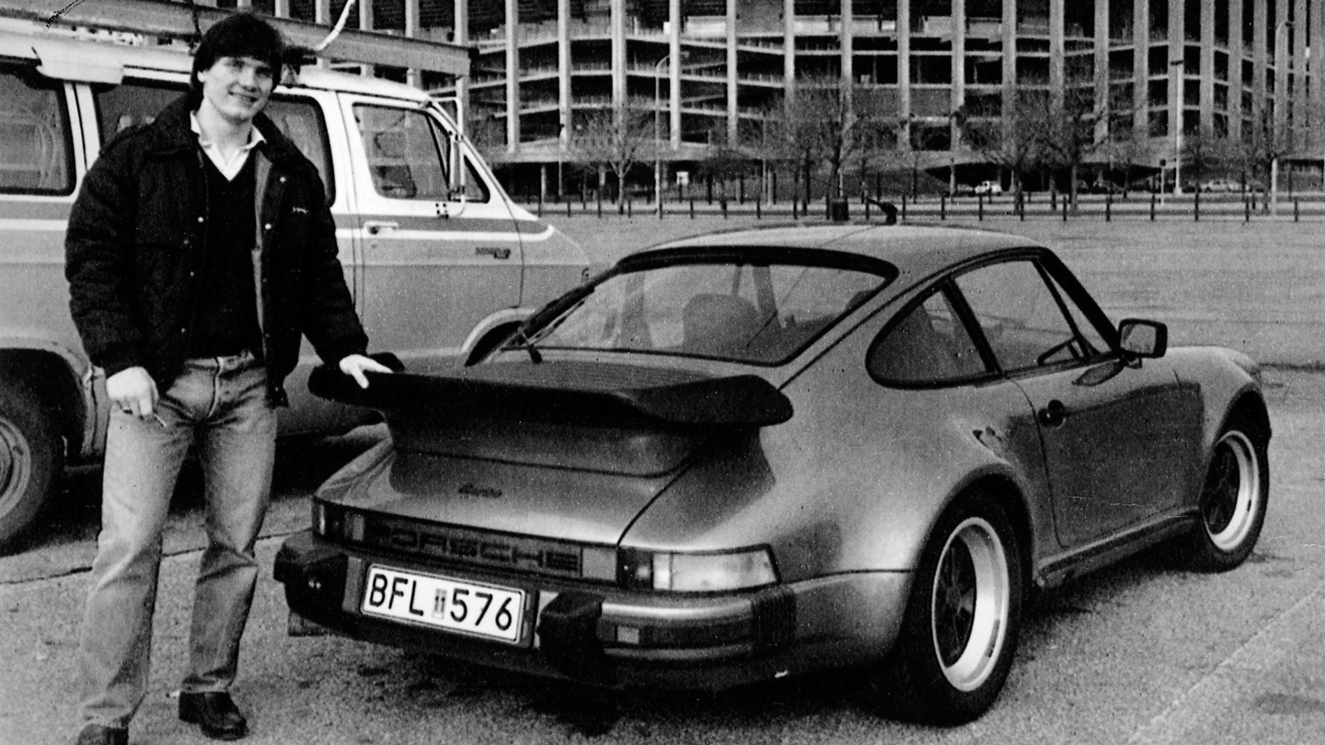 Pelle med sin Porsche 911 Turbo utanför Flyers hemmaarena.