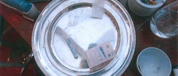 Kokainet lades upp på silverbrickan och under den aktuella kvällen gick det åt nästan fem gram, enligt förhör med vittne under rättegången.