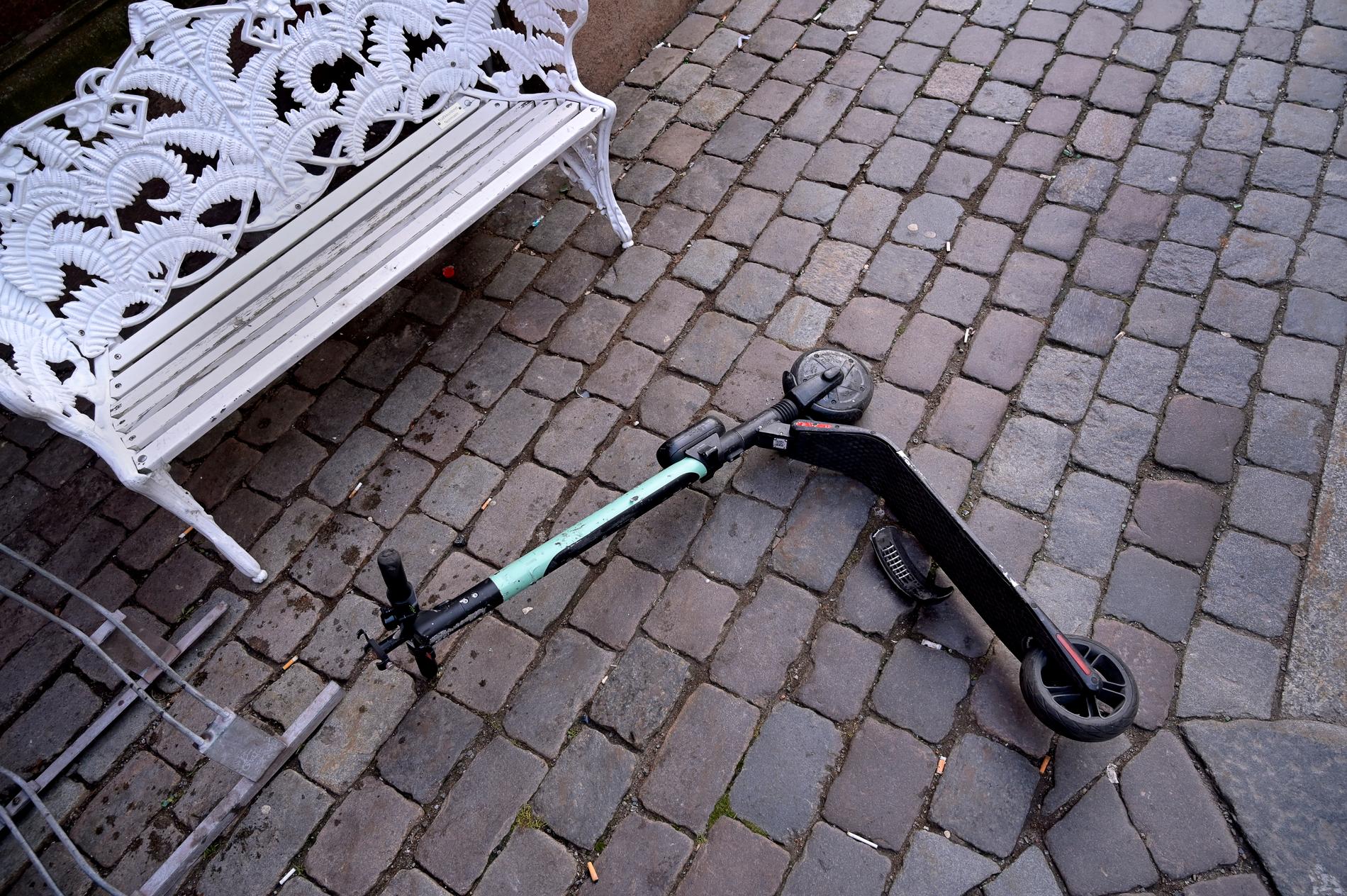 En elsparkcykel slängd på marken i Stockholm. Arkivbild.