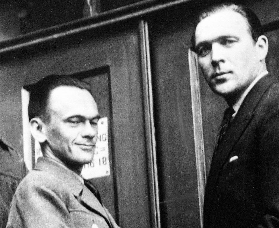 Henry Rinnan (till vänster) på väg till domstolen. Hans liga samarbetade med SS och torterade och mördade norska motståndsmän i sitt högkvarter i Trondheim.