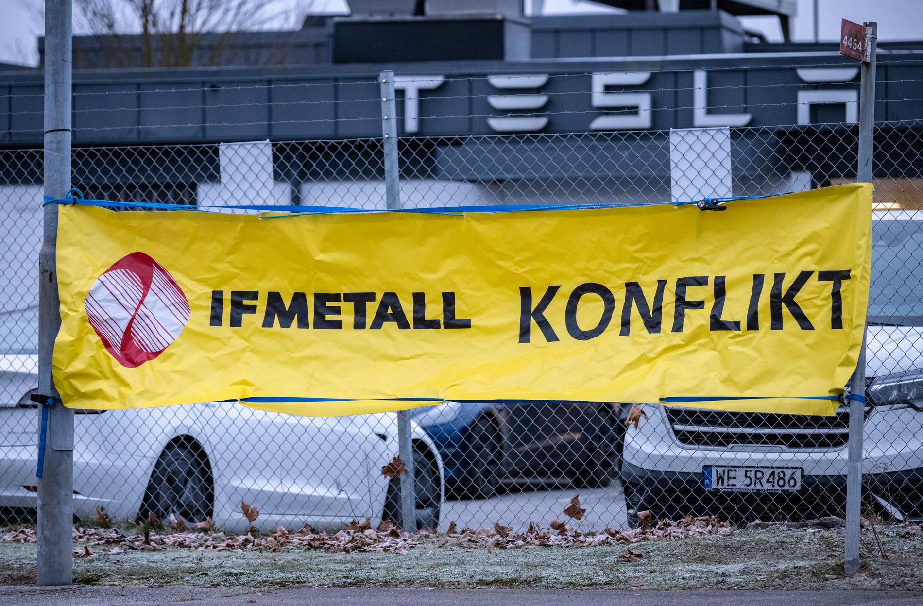 Banderoll från IF Metall med texten ’konflikt’ utanför Tesla-anläggningen i Malmö på måndagen.