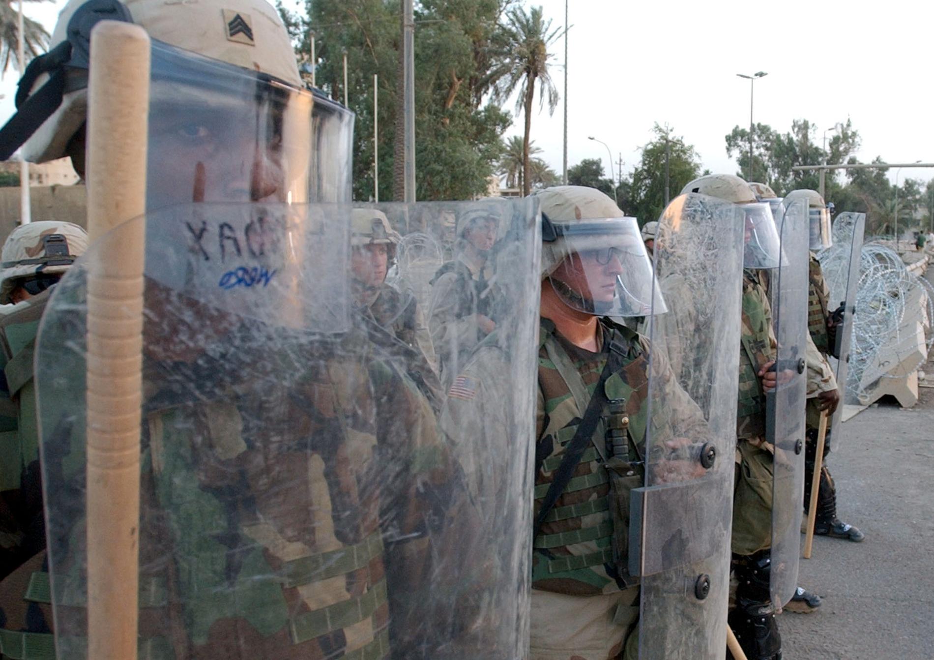 Ska detta bli en vanlig syn även på USA:s gator den närmaste tiden? Kravallutrustad amerikansk militär i Bagdad, Irak. Arkivbild.