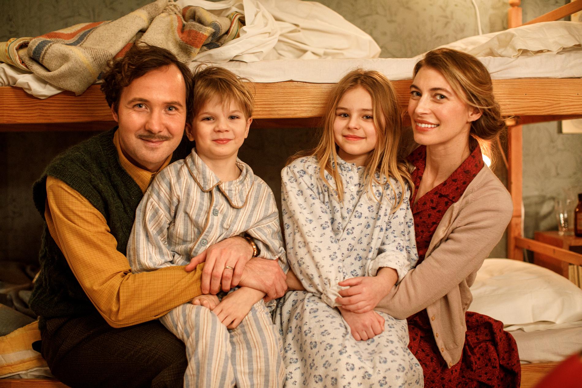 Familjen i Jul med Astrid Lindgren spelas av Cecilia von der Esch, Vilhelm Blomgren, Cornelia Dahl och Ingmar Grip.