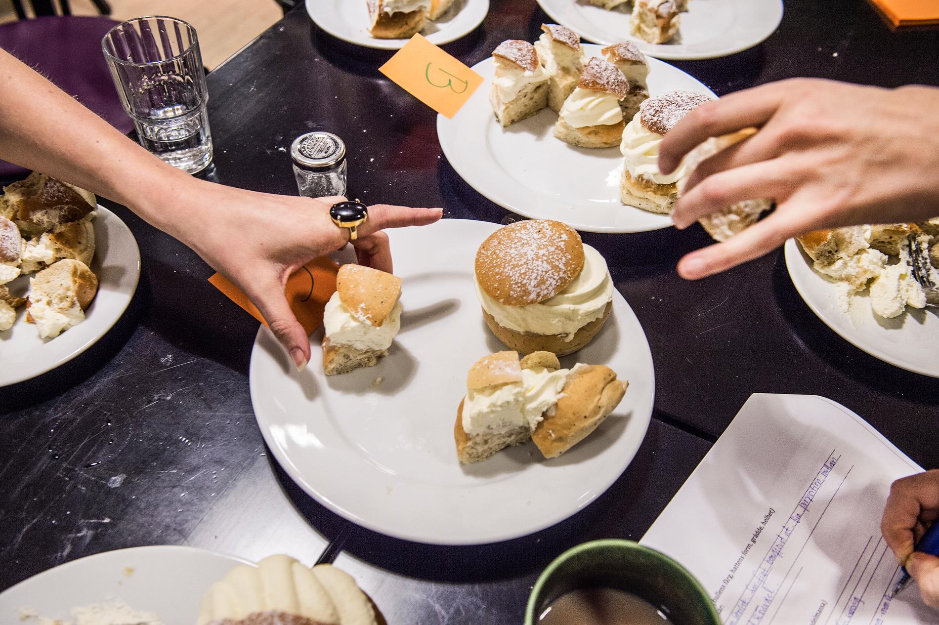 Ett dåligt betyg i lokaltidningens semmeltest kan enligt konditorn Helen Stålbom kosta bageriet halva omsättningen på fettisdagen. 