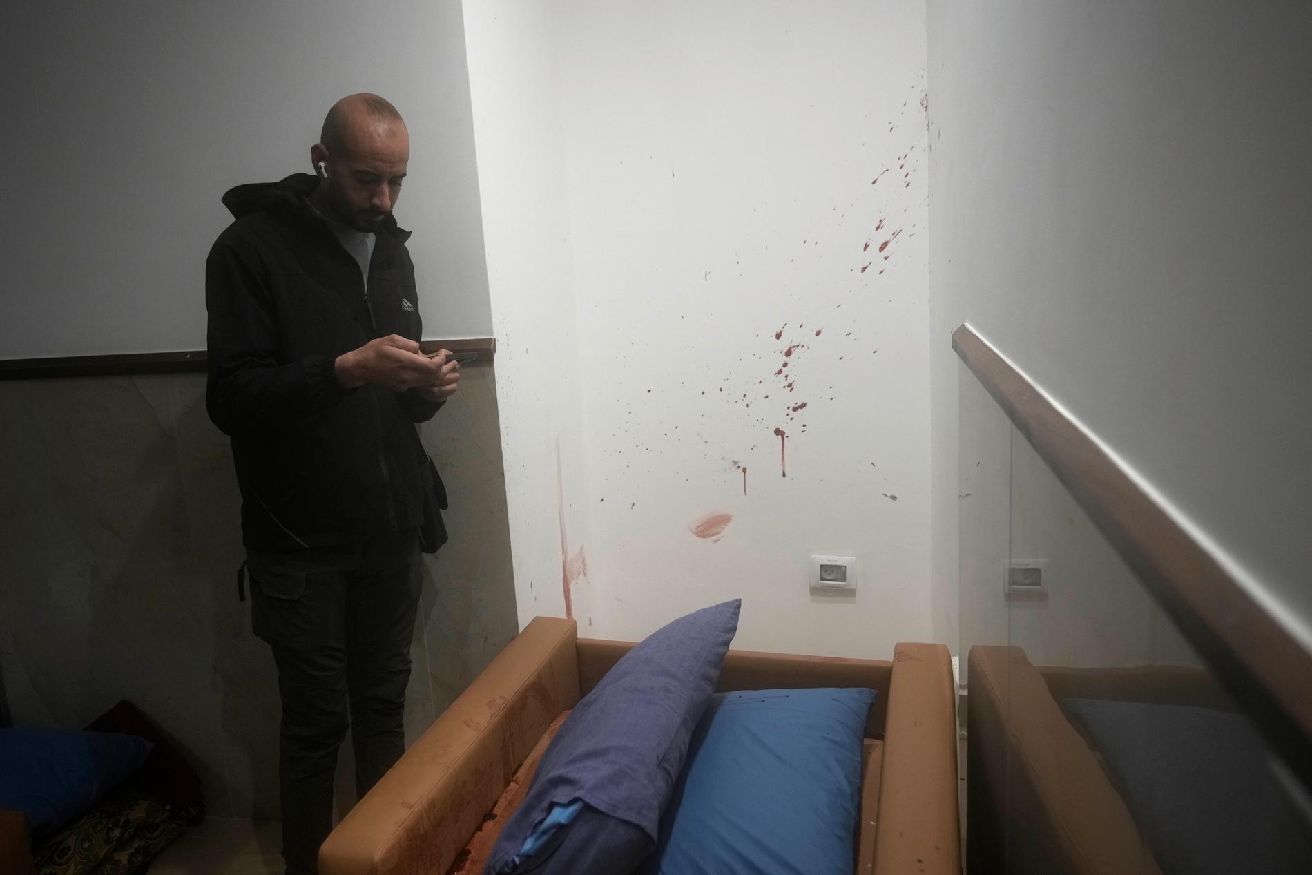 Blodspår på väggen efter räden på Ibn Sina-sjukhuset, där tre palestinska män sköts ihjäl.