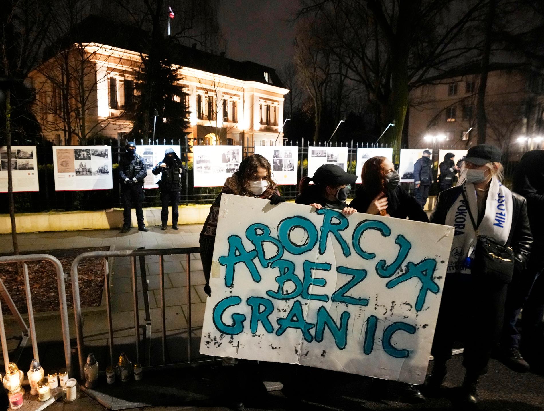 En grupp aktivister som protesterade mot Polens abortlag utanför högsta domstolen i Warszawa. 
