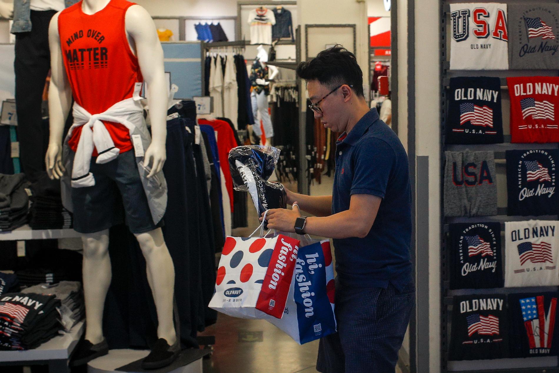 I juni 2019 handlar en man kläder i ett köpcentrum i Peking. Flera decennier av hög tillväxt har lyft många kineser ur fattigdom och in i ett medelklassliv.