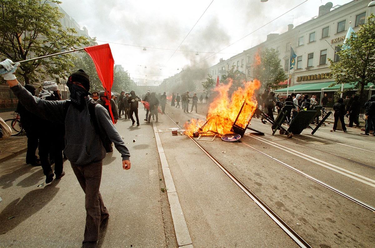 AVENYN BRINNER Kravaller på Avenyn i Göteborg den 15 juni 2001. ”En propagandakatastrof för vänstern”, skriver Petter Larsson.
