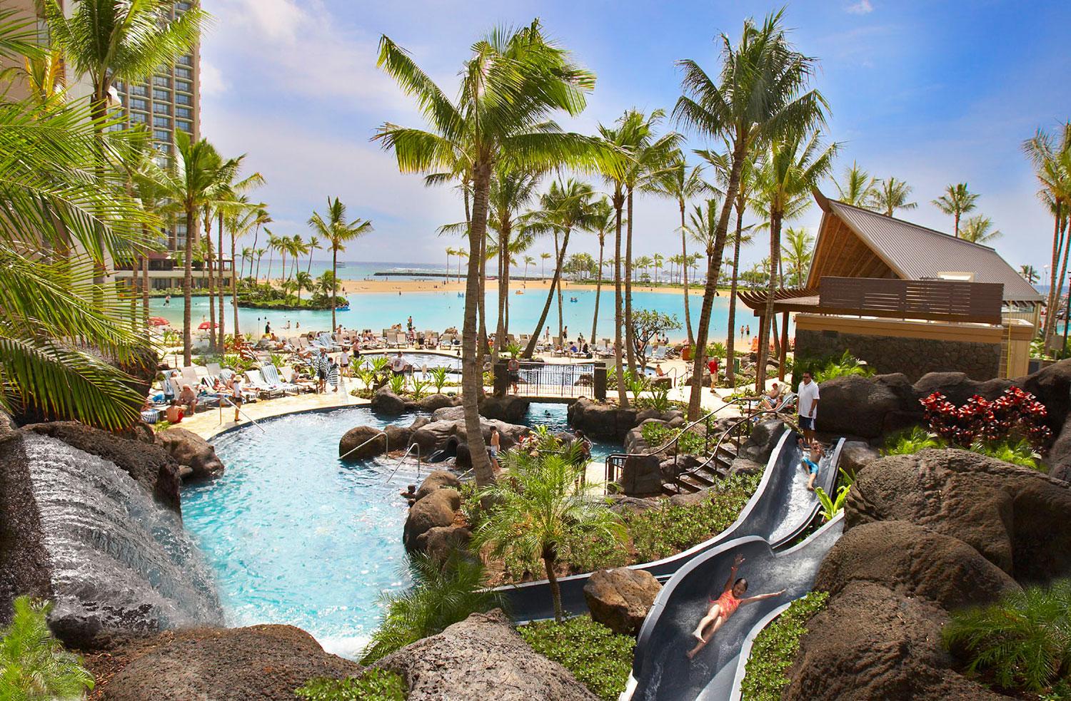 8. HILTON HAWAIIAN VILLAGE, HONOLULU, HAWAII, USA Hilton Hawaiian Village ligger på berömda Waikiki Beach, med prunknande trädgårdar, vattenfall, tropiska djur och värdefulla konstverk. För badsugna finns den unika saltvattenlagunen Duke Kahanamoku och fem pooler, inklusive en oändlighetspool. Paradpoolen är dock The Paradise Pool som har vattenfall, bubbelpooler, klippformationer av lava och fyra vattenrutschbanor. Andra aktiviteter är kurser där man lär dig knyta de typiska blomsterhalsbanden eller spela ukulele. Hotellrum från cirka 1680 kr/natt.