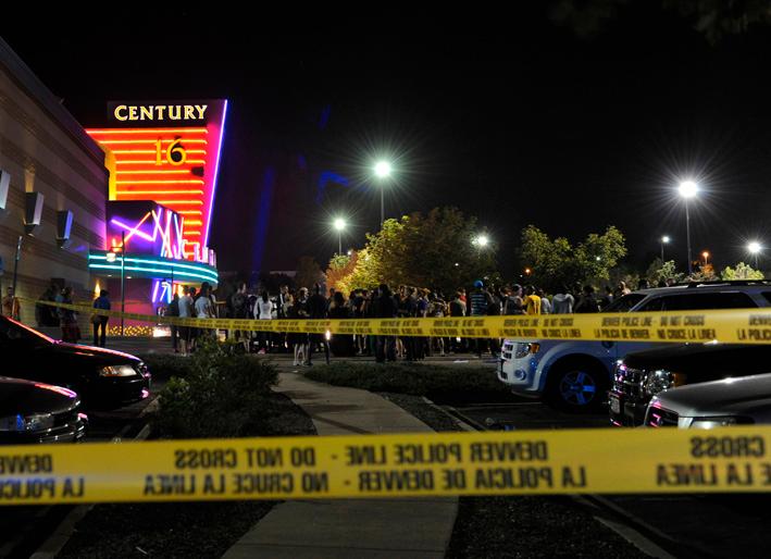 Det är vid premiärvisningen av ”The dark knight rises” i Aurora i Denver som massakern inträffar 2012. 12 personer dör och 59 skadas i skjutningarna.