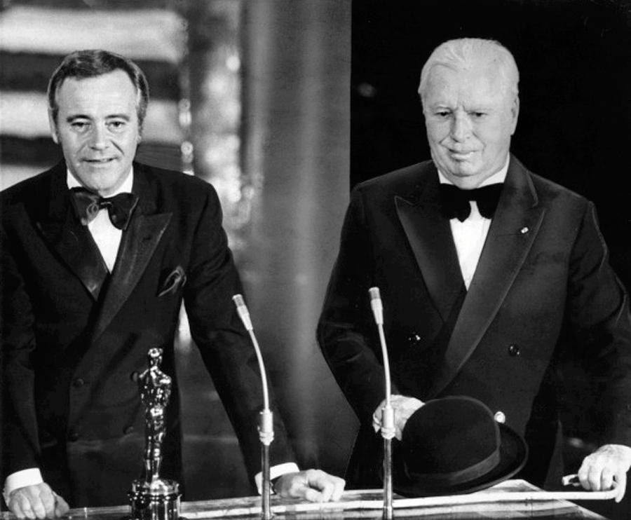 Charlie Chaplin tog emot sin heders-Oscar av Jack Lemmon på galan 1972.