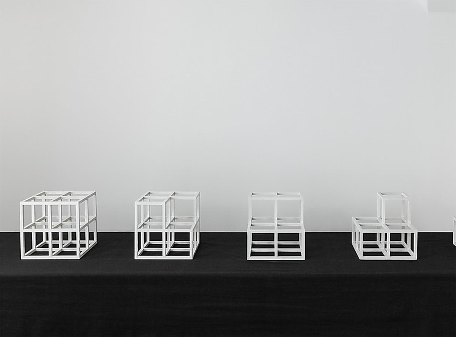 Minimalisten Sol LeWitts (1928–2007) ”4 Cubes Horiztonal (Series)” från 1974. Vit färg på träkuber.