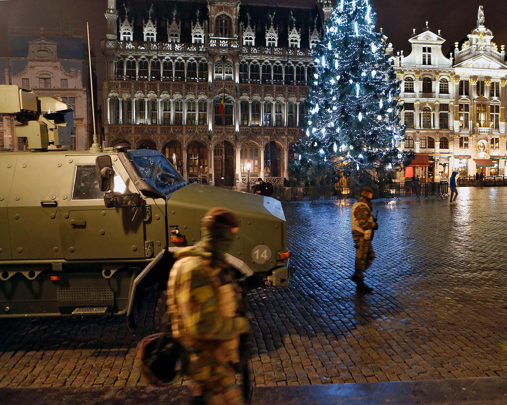 Ett julpyntat Grand Place i Bryssel - med pansarbil och soldater.