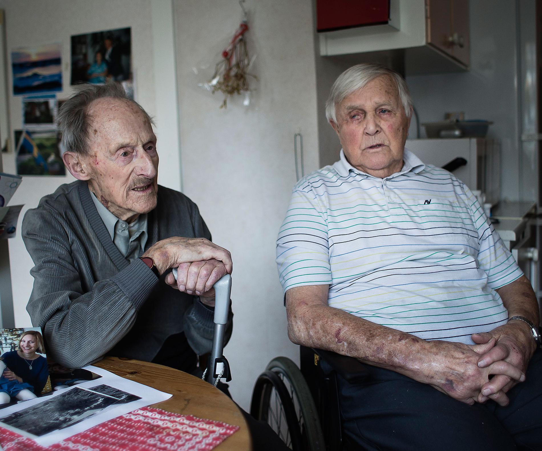 Arga, ledsna och svikna  Paul Oscarsson, 97, och Rune Johansson, 94, lärde känna varandra genom en musikgrupp för tio år sedan. De insåg att de båda utsatts för ”hemtjänstligan”. ”Det är hemskt att inte vara säker i sitt eget hem”, säger de.