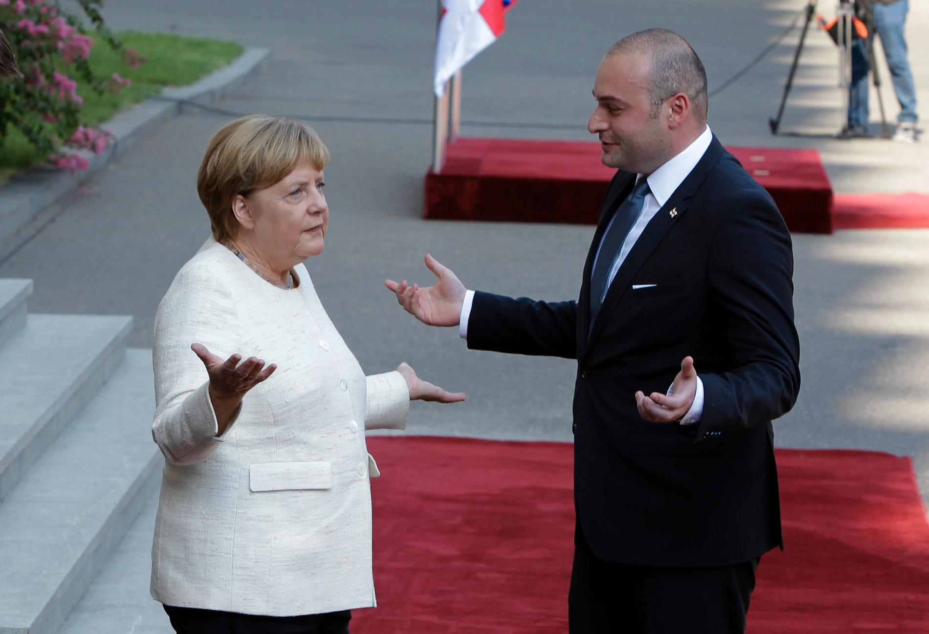 Georgiens avgående premiärminister Mamuka Bakhtadze, här tillsammans med Tysklands förbundskansler Angela Merkel i Tblisi.
