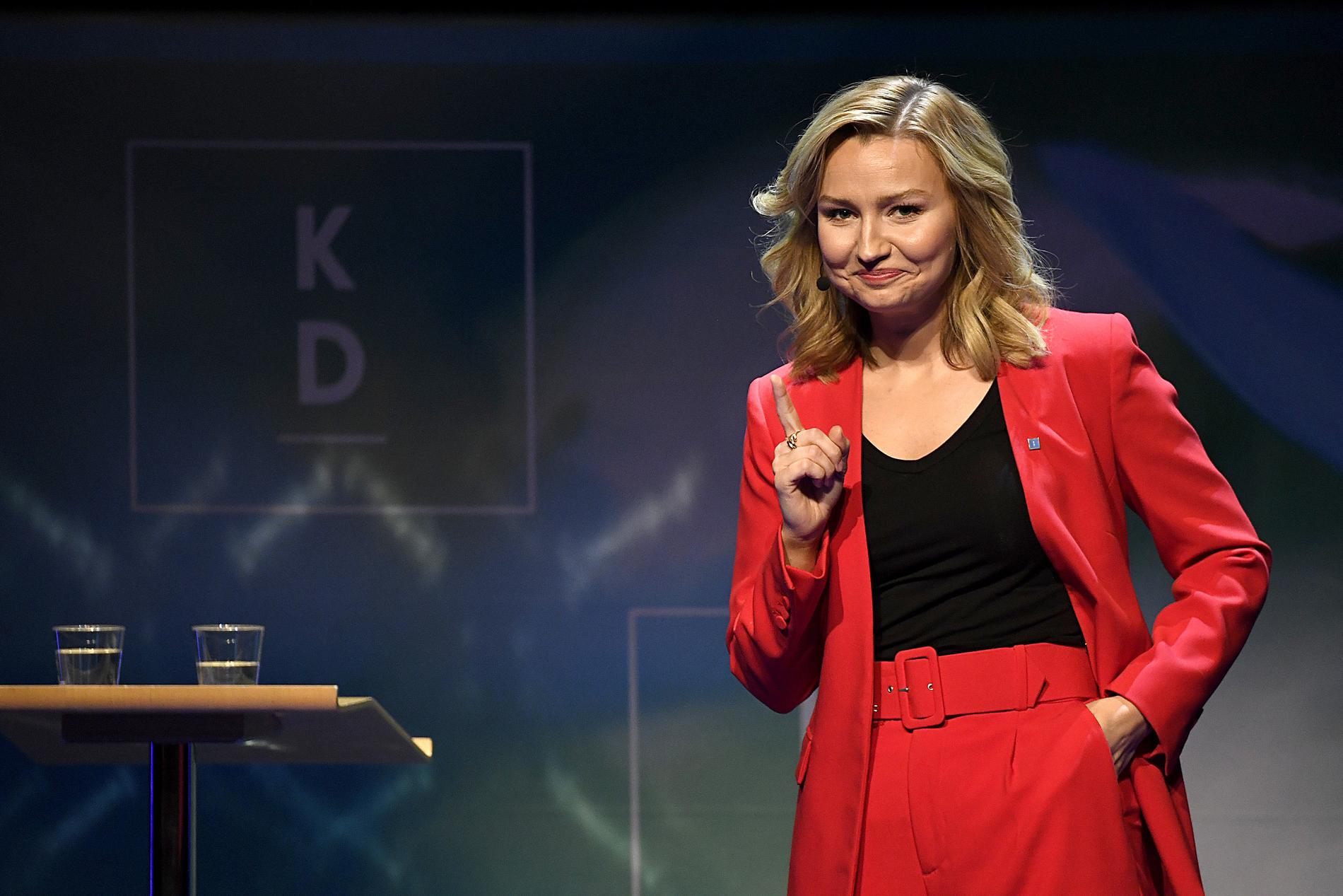 Kristdemokraternas partiledare Ebba Busch pekar fingret mot Socialdemokraterna efter att coronaviruset börjat spridas på svenska äldreboenden. 