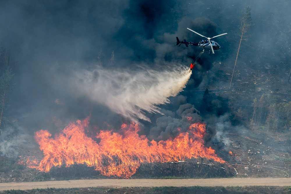 Helikopter släcker eld under den stora skogsbranden i Västmanland 2014.