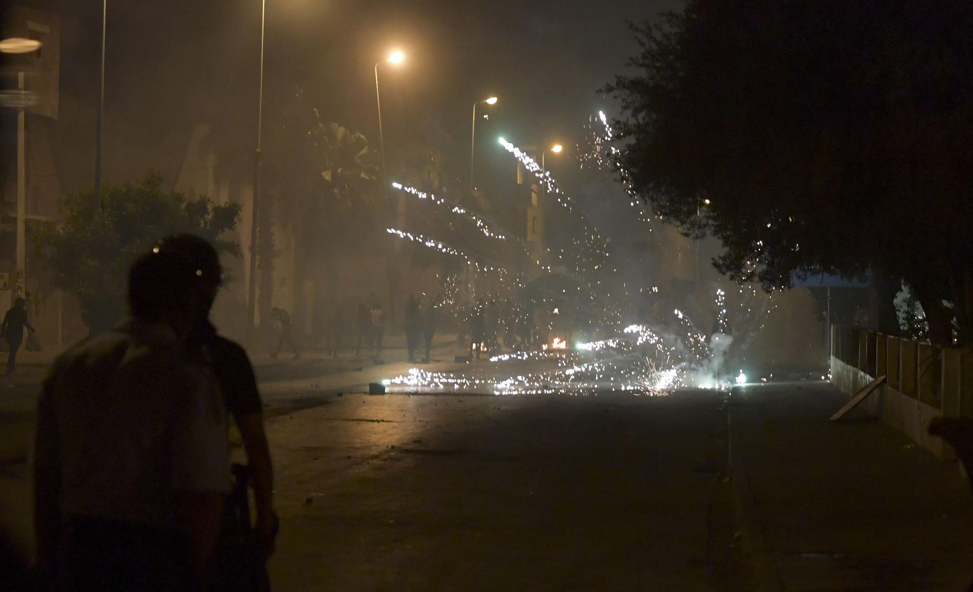 Tunisisk polis använder tårgas mot demonstranter.