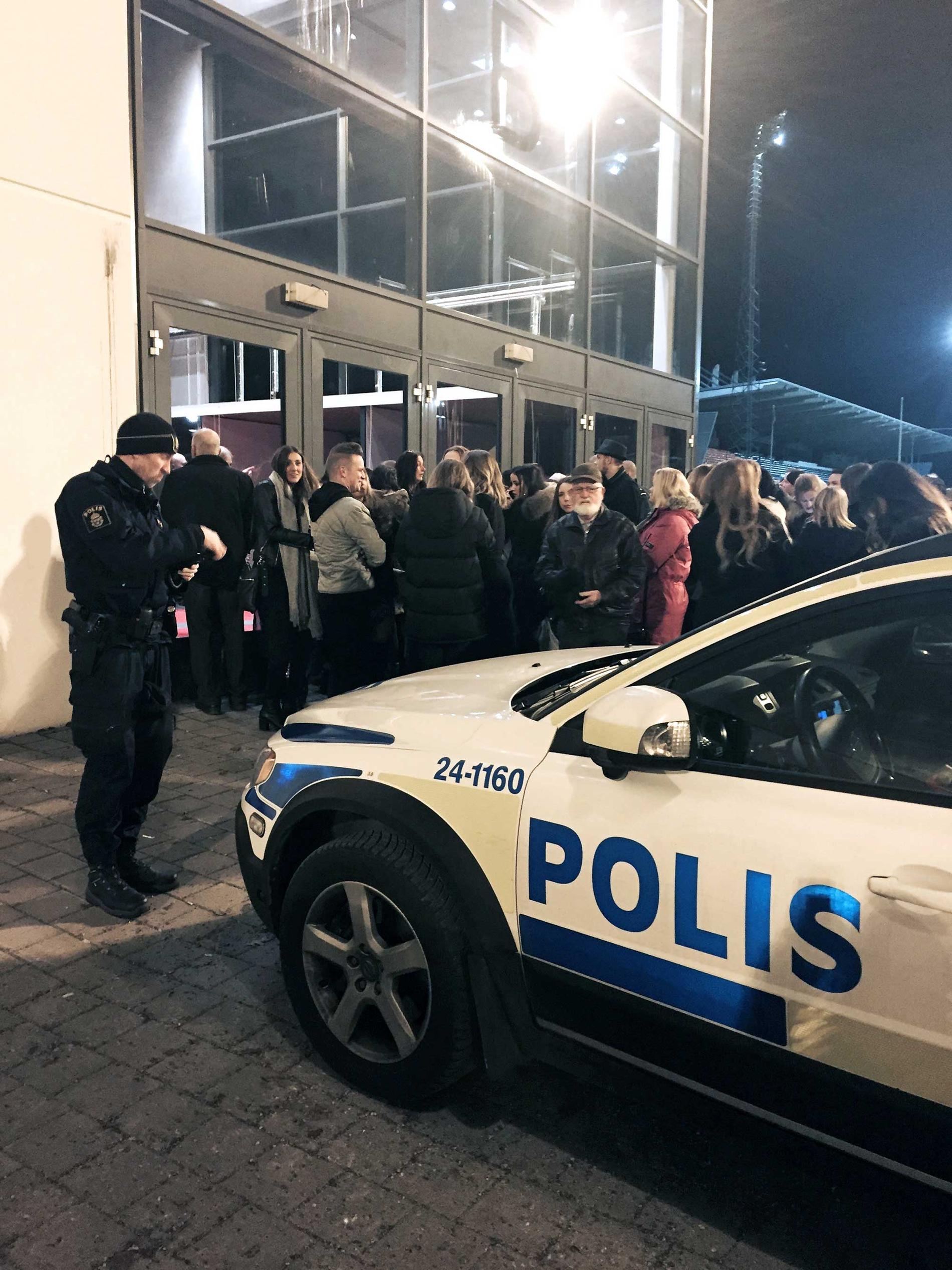 Frustrerade gäster köar för att få komma in på Julgalan i ABB Arena i Västerås.