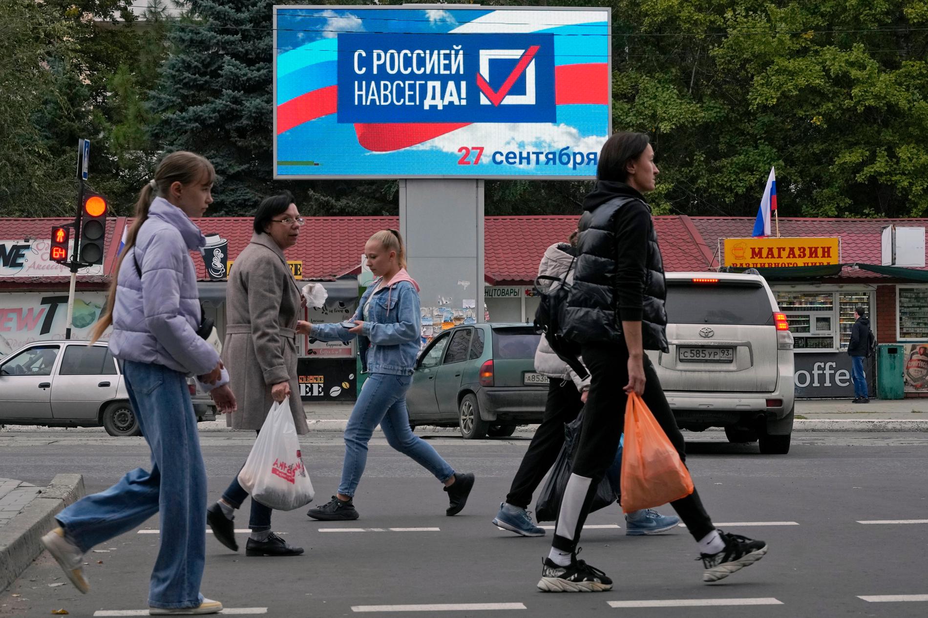 Uppmaningar om att rösta för att "för alltid stå med Ryssland" i Luhansk.