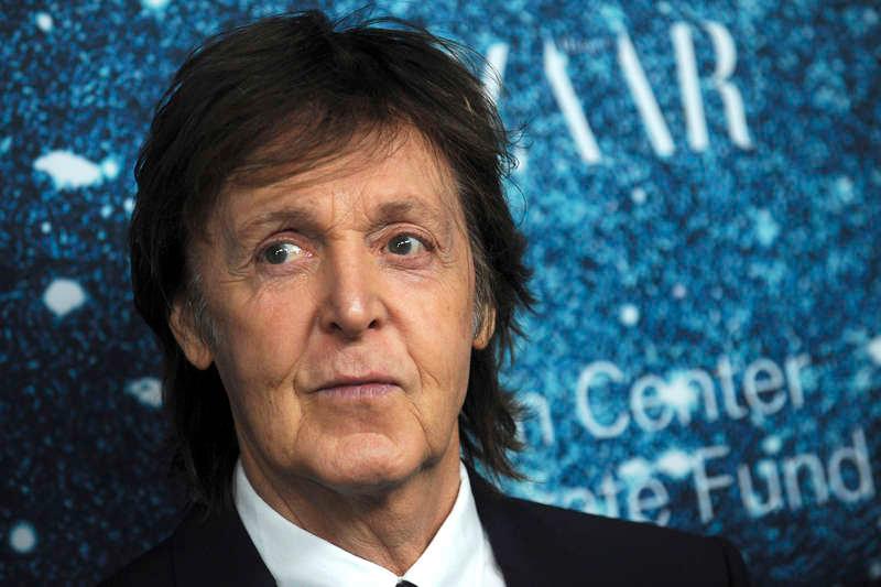 ”Det är sorgligt, jag har svårt att fatta att de dog båda två”, säger Sverigeaktuelle Paul McCartney om Beatles-vännerna John och George. ”Ibland är det väldigt känslo­samt när jag sjunger. Jag får många minnen.”