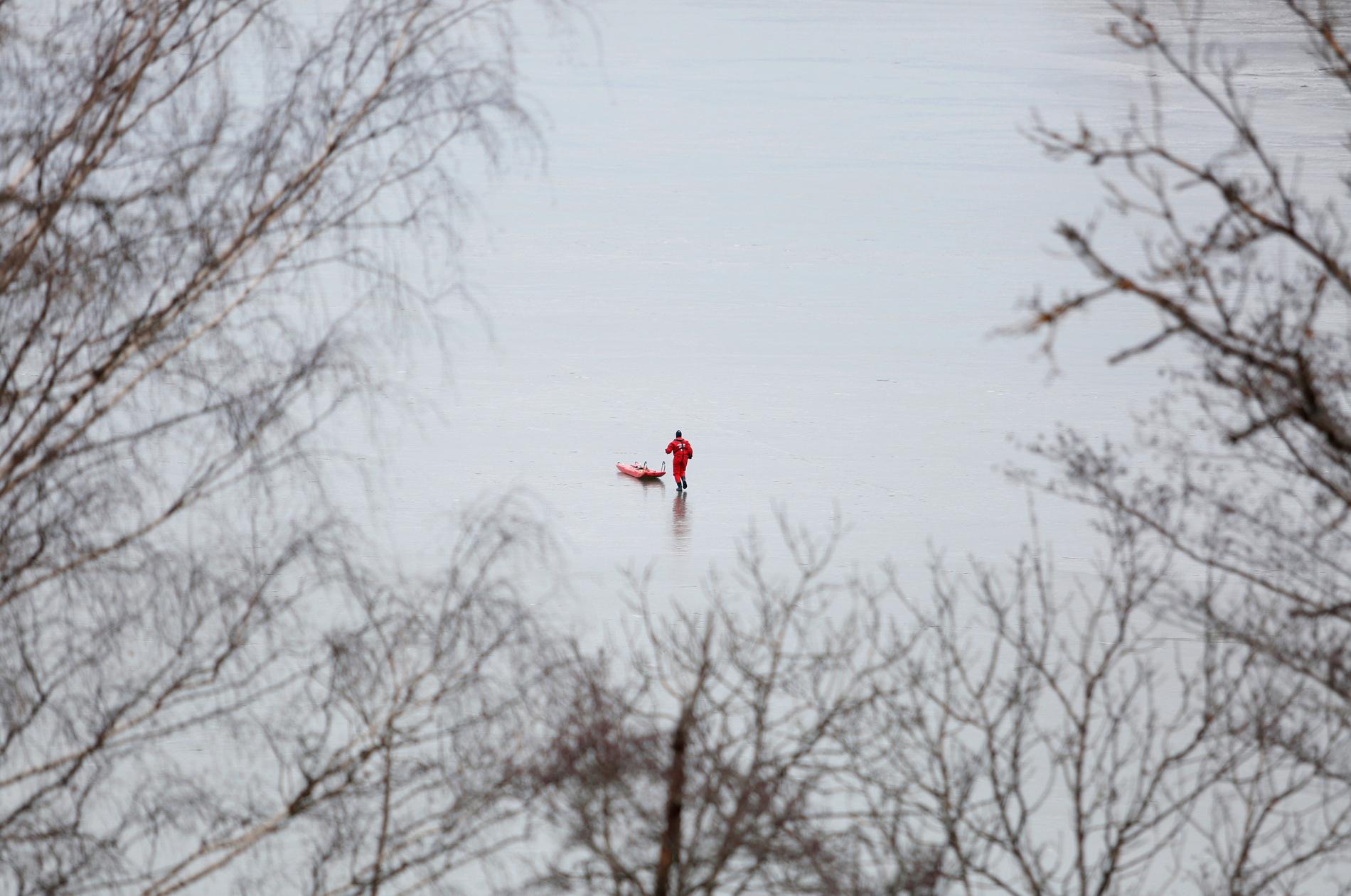 Flera personer gick genom isen nära Ekolsundsbron utanför Bålsta. En av dem omkom.