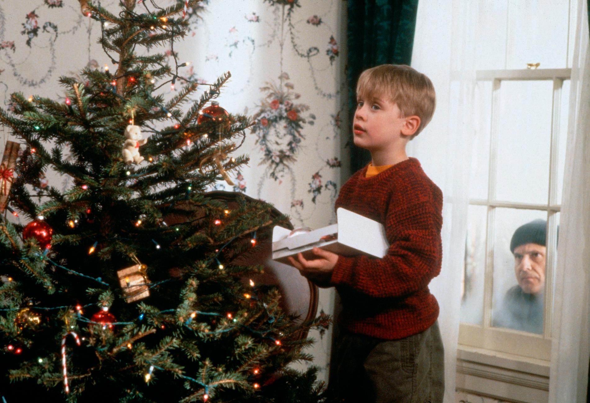 Macaulay Culkin och Joe Pesci i den klassiska julfilmen "Ensam hemma". Pressbild.